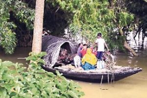 বাঁধ ভেঙে বানভাসি ১৫ গ্রাম, নৌকাতেই আতঙ্কের দিন-রাত্রি শয়ে শয়ে মানুষের!