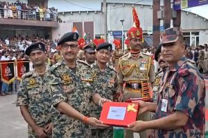 কাটছে সম্পর্কে সিঁদুরে মেঘ! বাংলাদেশ সীমান্তে মিষ্টি বিলি বিএসএফ-বিজিবির