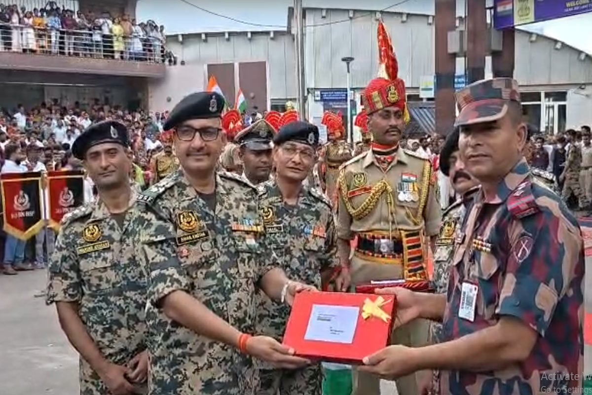কাটছে সম্পর্কে সিঁদুরে মেঘ! বাংলাদেশ সীমান্তে মিষ্টি বিলি বিএসএফ-বিজিবির