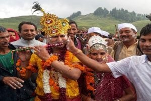 ভরা বর্ষায় মাখন মেখে হোলি! দেশের এই পাহাড়ি গ্রাম কেন মাতে এমন উৎসবে?