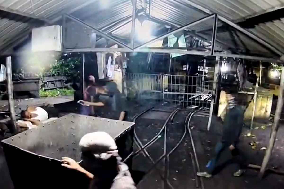কোলিয়ারির নিরাপত্তারক্ষীদের বেঁধে রেখে দুঃসাহসিক ডাকাতি! প্রকাশ্যে সিসিটিভি ফুটেজ