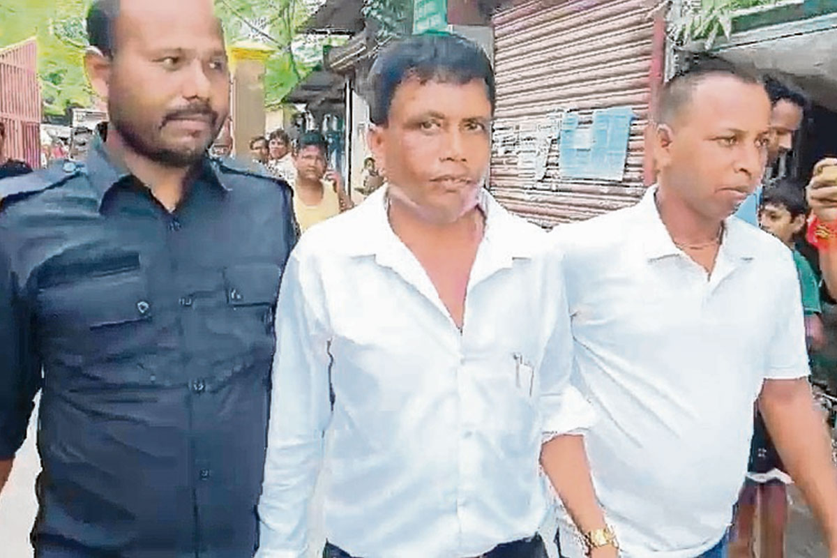 অষ্টম ফেলও ‘উকিল’, কালো কোট পরে বিচার পাইয়ে দেওয়ার নামে টাকা আদায়! মাথাভাঙায় আটক প্রৌঢ়