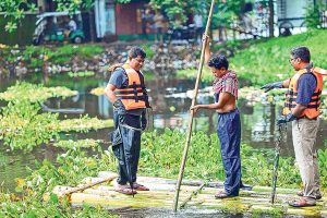 কোচ আমলের ‘বেহাল’ দিঘি সংস্কারে উদ্যোগ, জলে নেমে সাফাই খোদ স্পিকার রথীন্দ্রনাথের