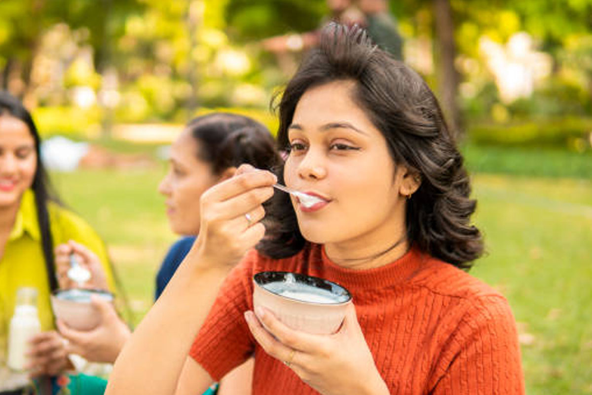 Safe to Eat Curd During Monsoon? Experts Explain Benefits and Precautions