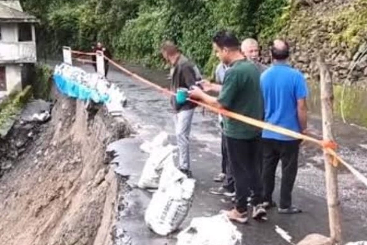 দার্জিলিংয়ে জোরবাংলো ট্রাফিক পয়েন্টের কাছে ধসে উধাও অর্ধেক রাস্তা! বিপর্যস্ত জনজীবন