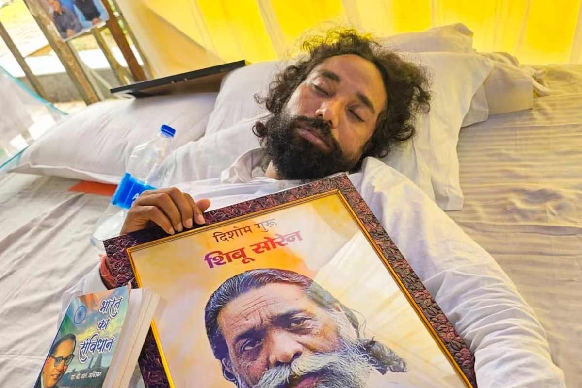 ঝাড়খণ্ডে প্রশ্নফাঁস, সোনমের অনুরোধে জল খেলেও ‘অনশন’ জারি ছাত্রনেতা দেবেন্দ্রর