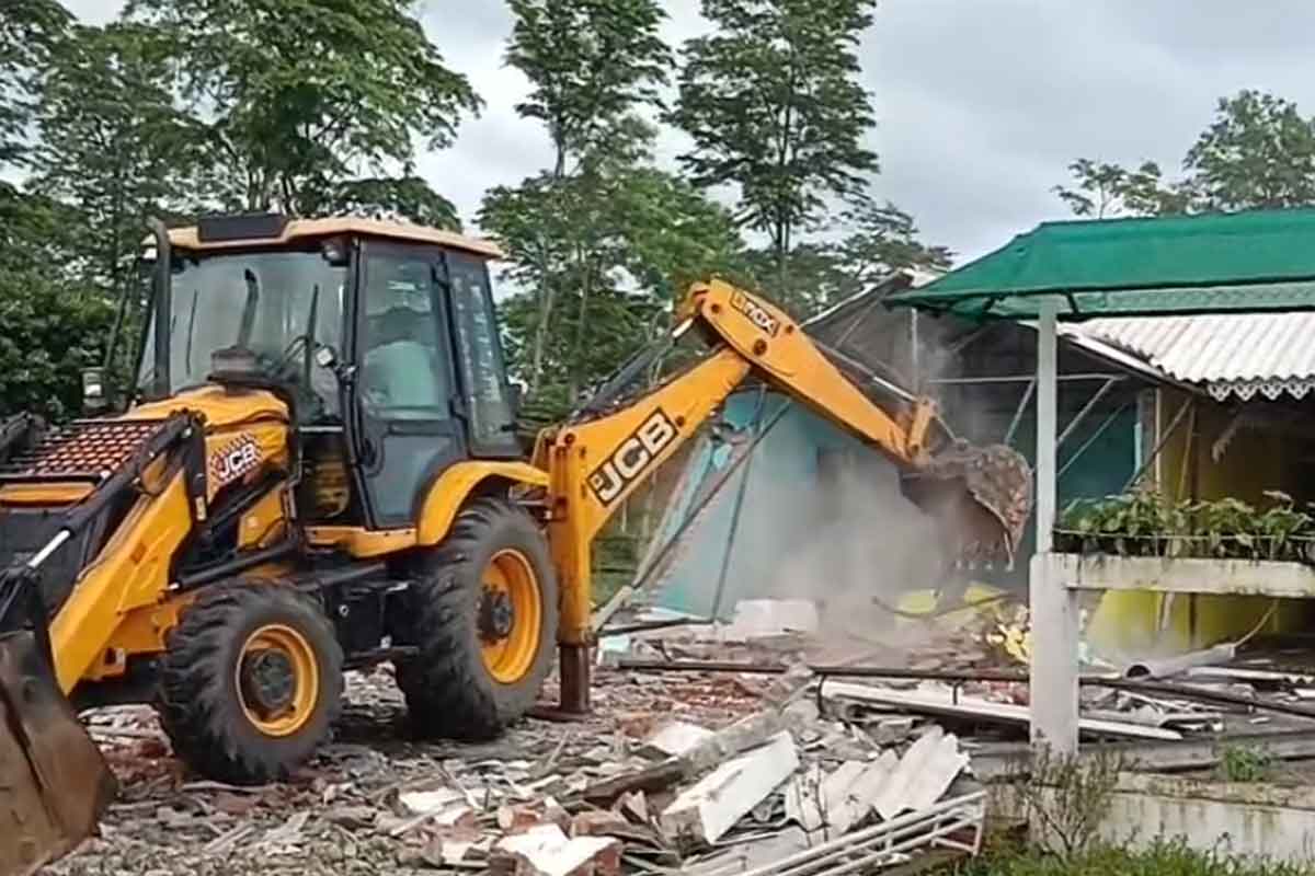 ডুয়ার্সের ঝাঁ চকচকে রিসর্টে বুলডোজার! কুর্তির চর দখলের অভিযোগে প্রশাসনের অ্যাকশন