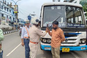 বাজছে নিষিদ্ধ এয়ার হর্ন, লাইসেন্স ছাড়াই সরকারি বাস চালাচ্ছেন চালক! হাতেনাতে ধরল পুলিশ