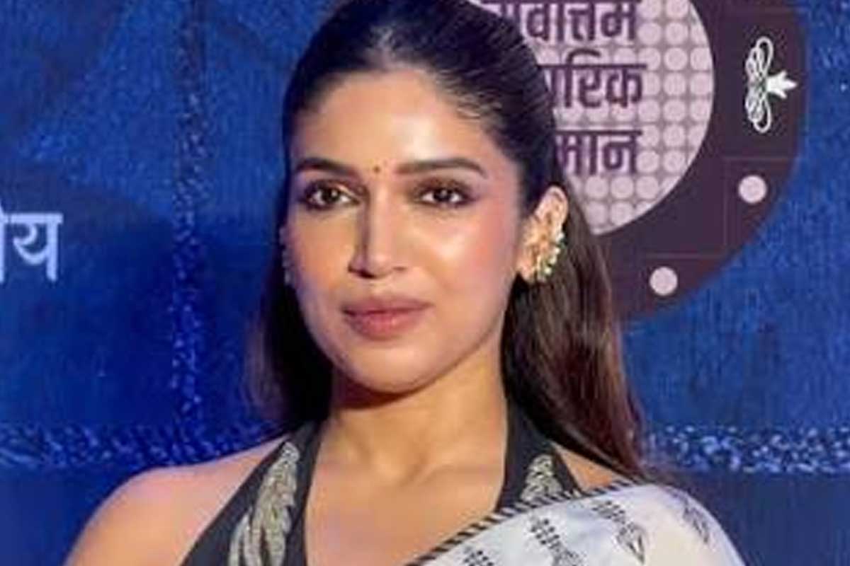 জাতীয় সঙ্গীত শুনেই ক্যামেরা নামানোর নির্দেশ, ভূমির আচরণে মুগ্ধ খোদ পাপারাজ্জিরাই