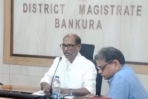 সার নিয়ে ‘কালোবাজারি বরদাস্ত নয়’, কৃষকদের নালিশ শুনেই আধিকারিকদের থেকে হিসাব চাইলেন মন্ত্রী