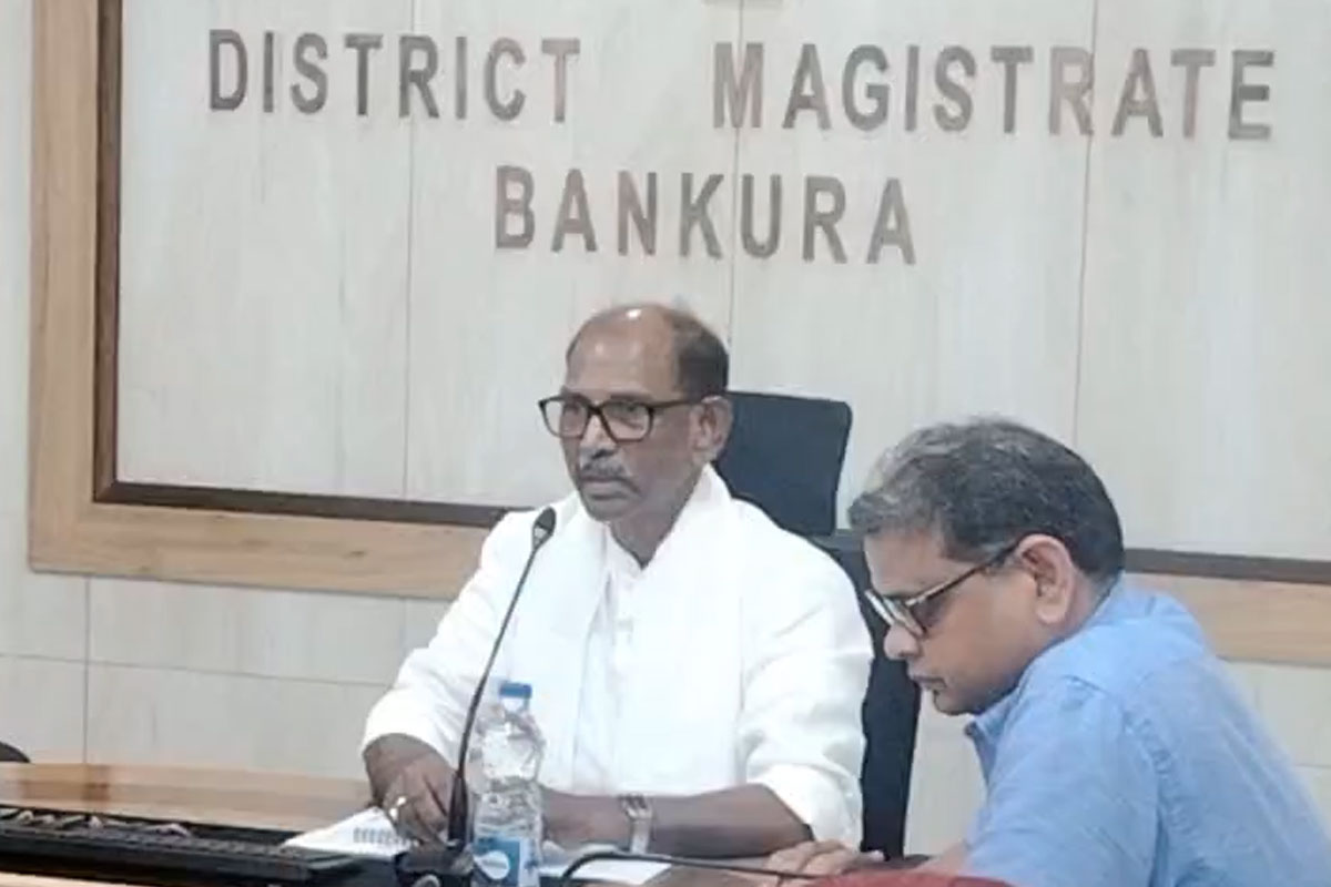 সার নিয়ে ‘কালোবাজারি বরদাস্ত নয়’, কৃষকদের নালিশ শুনেই আধিকারিকদের থেকে হিসাব চাইলেন মন্ত্রী