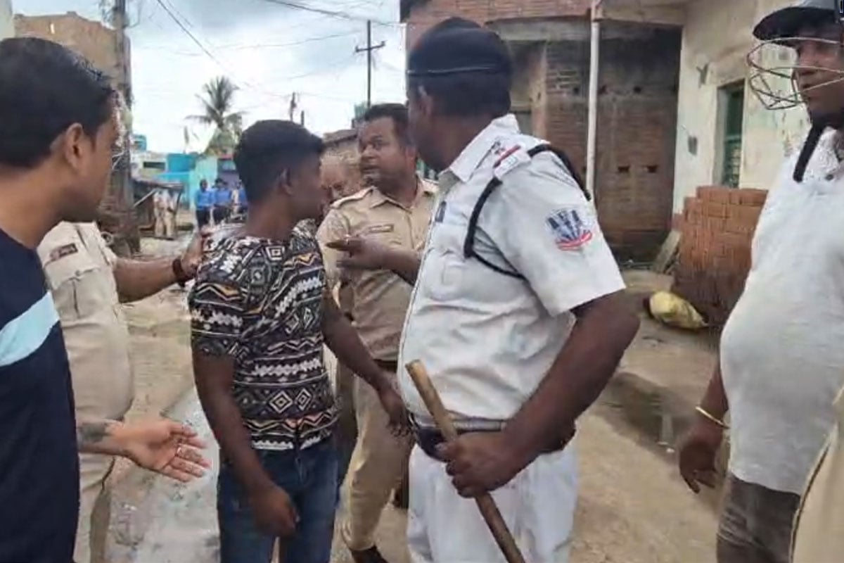 দুষ্কৃতীদের ছিনিয়ে নিয়ে যাওয়ার চেষ্টা, ভাঙচুর পুলিশের গাড়ি! চাঞ্চল্য দুর্গাপুরে