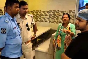 নামী রেস্তরাঁয় পরিবেশন পচা চিকেন তন্দুরি, কামড় দিতেই গুলিয়ে উঠল গা! হুলুস্থুল দুর্গাপুরে