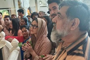 মন্দারমণির পর ইসকনে সানি লিওন, ওড়নায় মাথা ঢেকে ভগবানের আরাধনায় ‘বেবি ডল’
