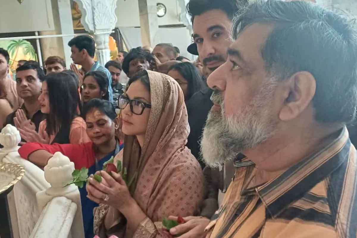মন্দারমণির পর ইসকনে সানি লিওন, ওড়নায় মাথা ঢেকে ভগবানের আরাধনায় ‘বেবি ডল’