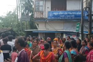 পুকুরে অন্নপূর্ণার ফর্ম! টাকা না পেয়ে পঞ্চায়েত অফিসে তালা ঝোলালেন মহিলারা