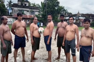 বয়স হতে হবে ৪০ এর বেশি, আর ভুঁড়ির মাপ…! ময়দান কাঁপাতে শুরু হচ্ছে ‘গণপতি’ ফুটবল