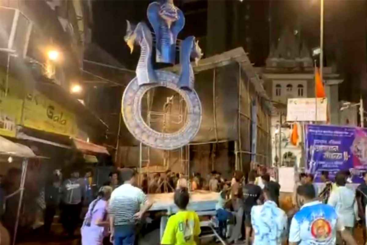মুম্বইয়ে গণেশ চতুর্থীর শোভাযাত্রায় ভয়ঙ্কর বিপর্যয়! মূর্তি মাথায় পড়ে মৃত্যু ২ জনের, আহত কমপক্ষে ৫