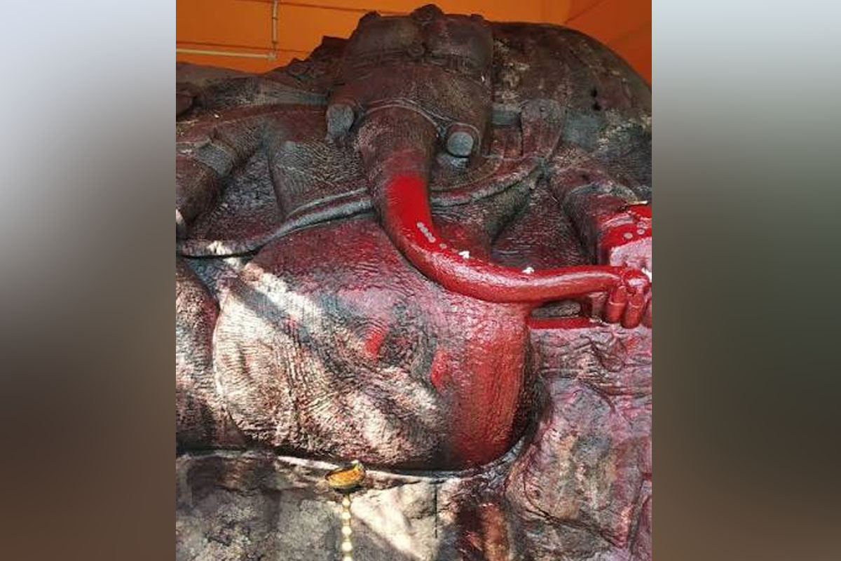 এক পাথরেই তৈরি বিশালাকার মূর্তি, পাহাড়ের কোলে মন্দিরে গণেশের রূপ দেখতে নামে ভক্তের ঢল