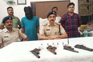 পিস্তল-রিভলভার-পাইপগান! কাঁচরাপাড়ায় নর্দমা থেকে উদ্ধার মারণাস্ত্র, কোথা থেকে আসছে বঙ্গে?