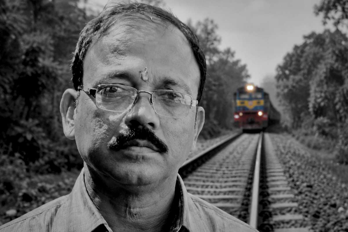 হুগলির রেললাইনে রেলকর্মীর ২ টুকরো দেহ! পরিবারের কথায়, ‘সকালে বেরিয়েছিল…’
