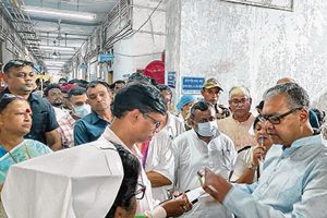 সরকারি হাসপাতালে চরকিপাক স্বাস্থ্যমন্ত্রীর, জনসাধারণের অভিযোগ শুনে স্বাস্থ্যকর্তাকে কড়া ধমক!