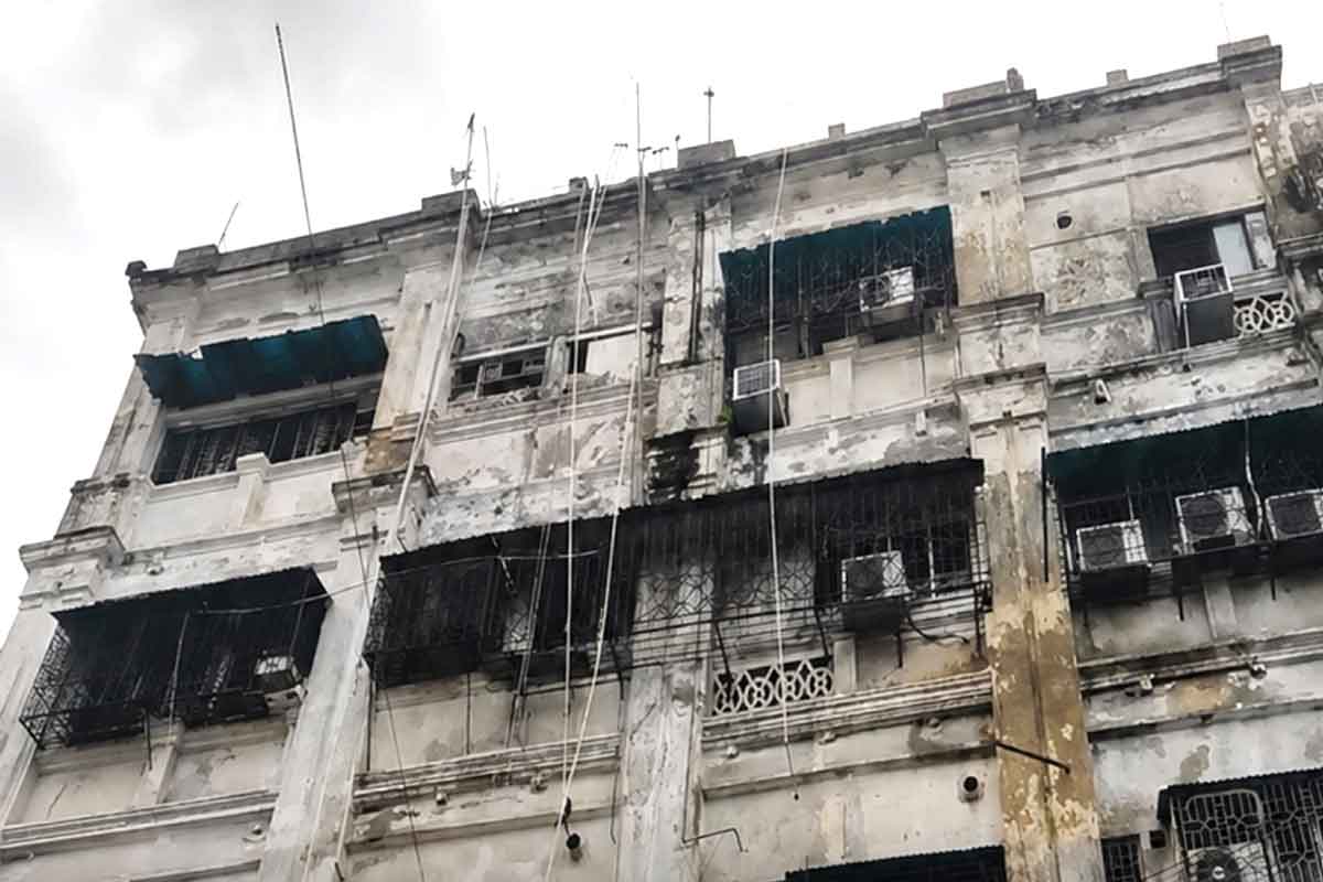 ৫০০ টাকায় ঘর, সস্তার ফাঁদে নিরাপত্তা লাটে! অগ্নিকাণ্ডের পর কর্মীদের ফোনও ধরছেন না হোটেল মালিক