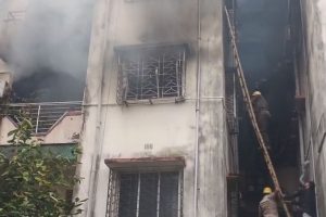 হাওড়ার আবাসনে বিধ্বংসী আগুন, আটকে পড়াদের পাঁজাকোলা করে বের করল দমকল বাহিনী