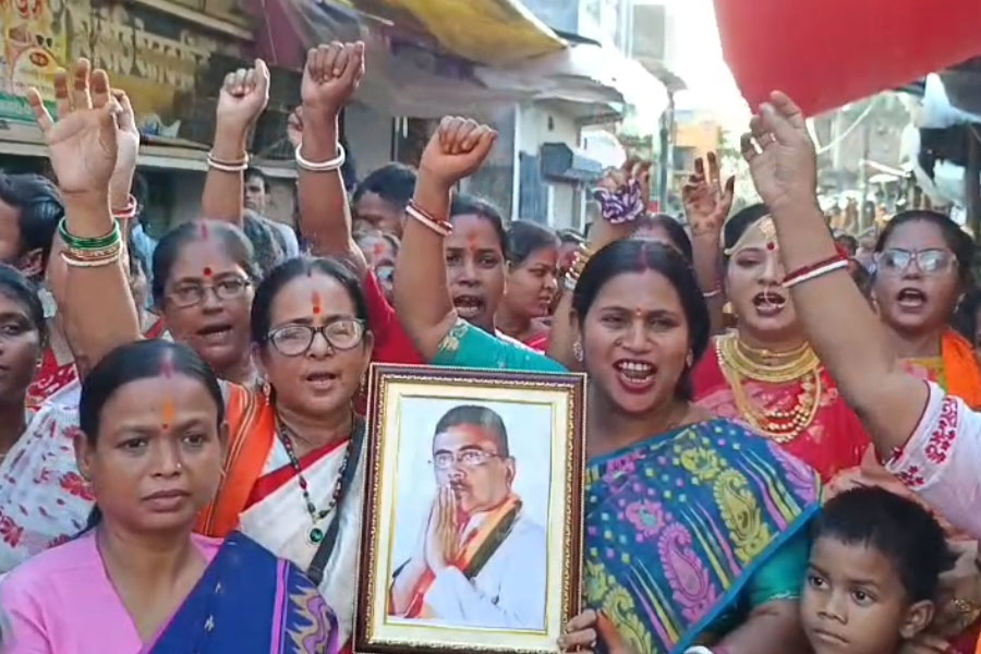 Women lock up Panchayat office after failing to receive Annapurna Yojana funds in magrahat