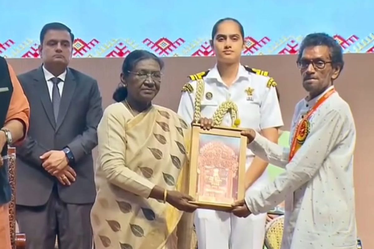 Two artists from Phulia received Presidential award