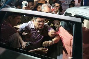 যাদবপুরে বৈঠক শেষে বেরনোর সময় পড়ে গেলেন উপাচার্য! ‘নাটক করছেন’, দাবি বিক্ষোভকারীদের