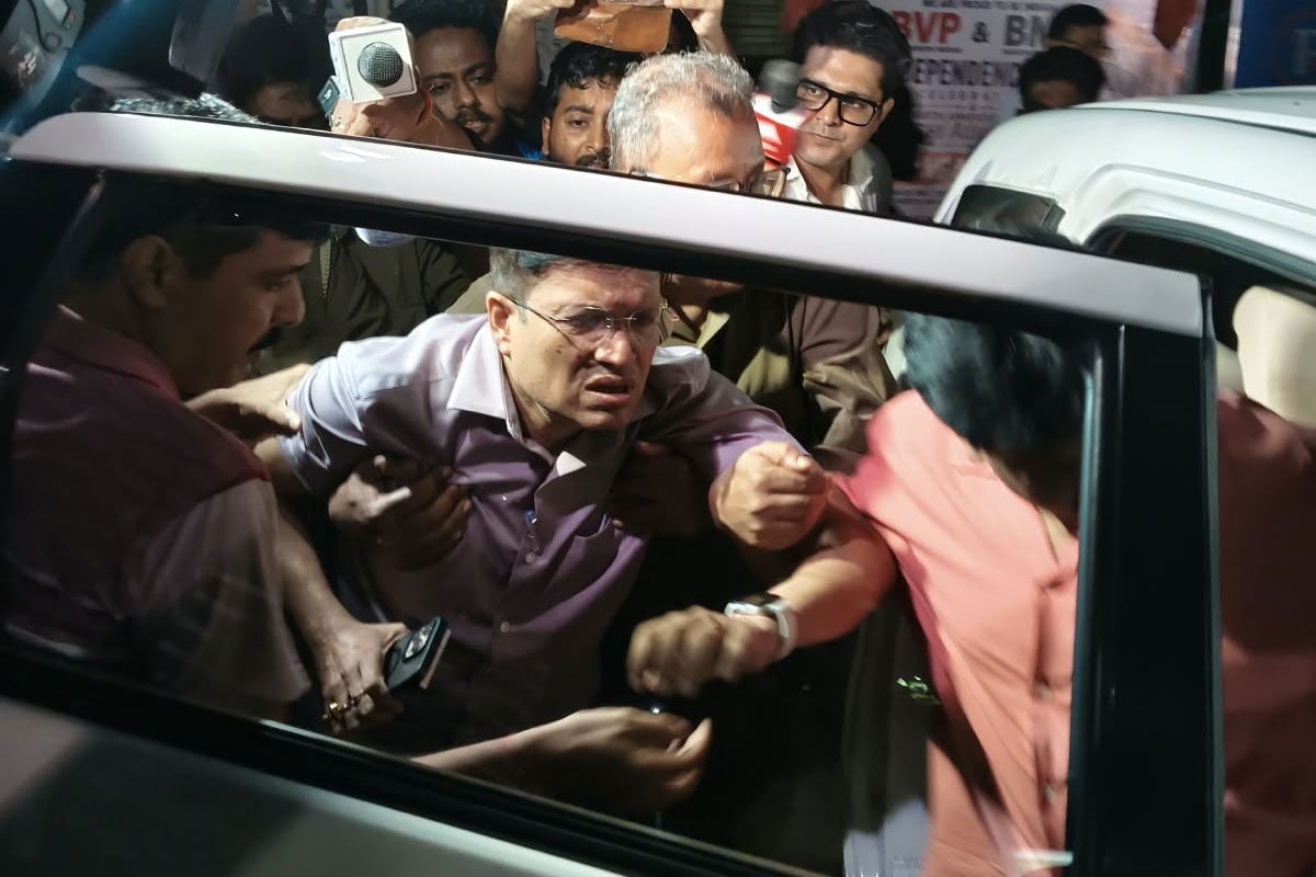 যাদবপুরে বৈঠক শেষে বেরনোর সময় পড়ে গেলেন উপাচার্য! ‘নাটক করছেন’, দাবি বিক্ষোভকারীদের