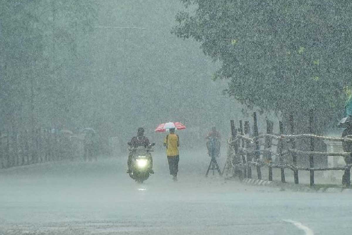 ফের উত্তরে অতিভারী বর্ষণের পূর্বাভাস, জারি কমলা সতর্কতা! বৃষ্টি বাড়বে কলকাতায়?