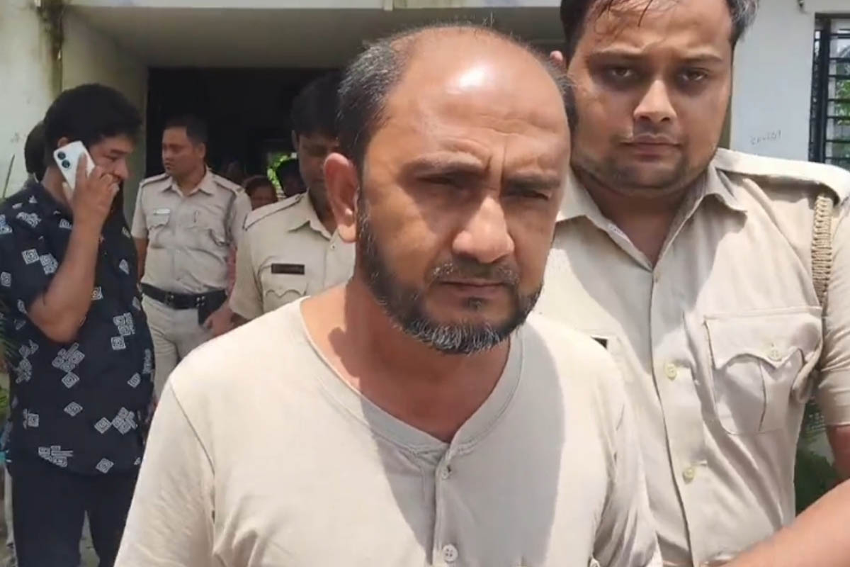 কুলপিতে তৃণমূল নেতার বাড়িতে বোমা-বন্দুকের পাহাড়! অশান্তির ছক?