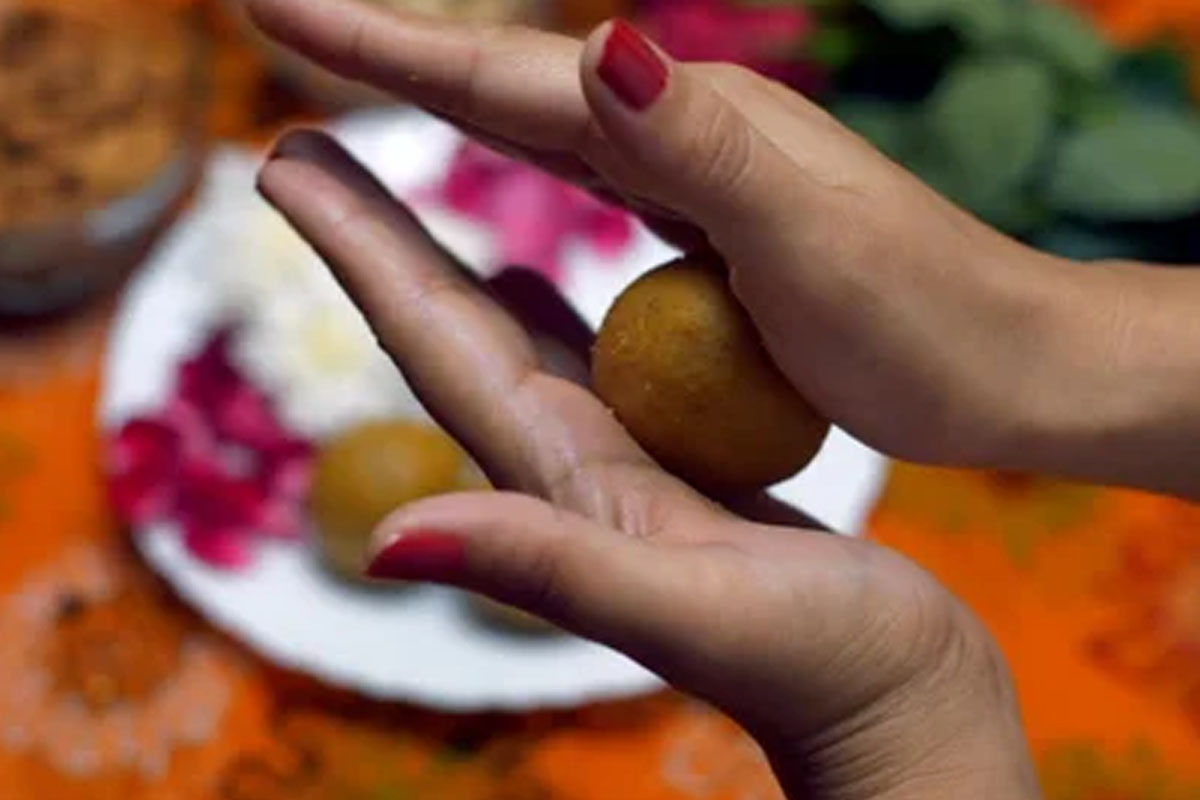 Healthy homemade oats laddu recipe for sweet lovers