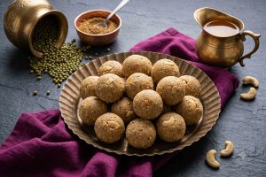 চিনি-গুড় প্রয়োজন নেই, মিষ্টিমুখের ইচ্ছে হলে বানিয়ে ফেলুন স্বাস্থ্যকর গ্রিন মুগ লাড্ডু