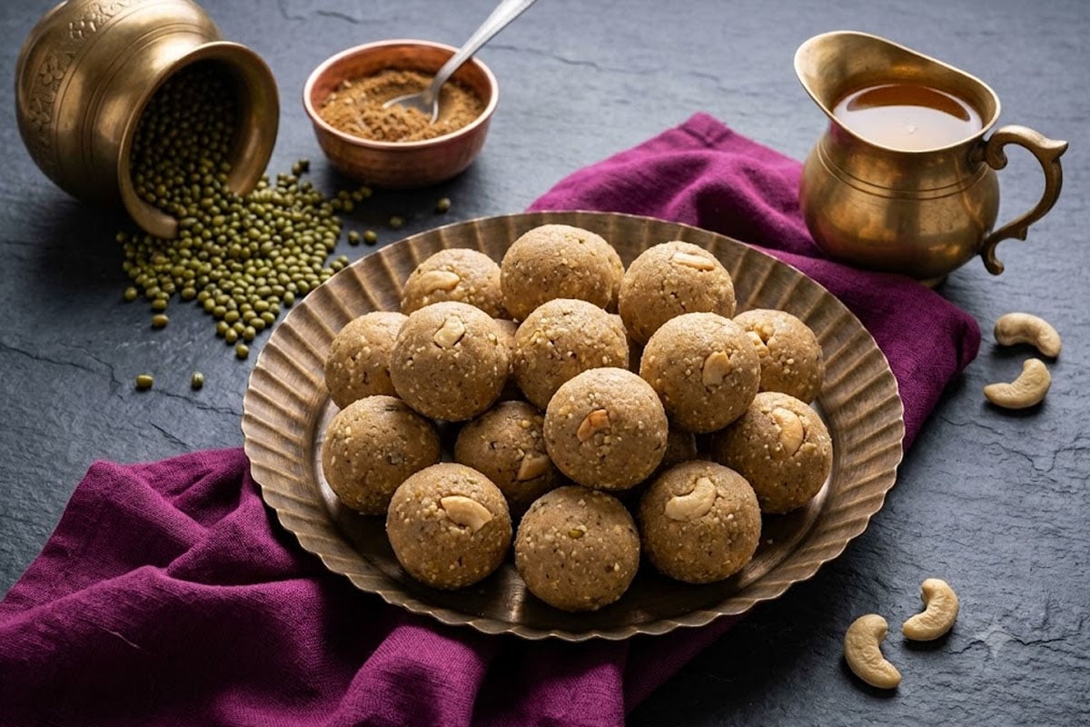 চিনি-গুড় প্রয়োজন নেই, মিষ্টিমুখের ইচ্ছে হলে বানিয়ে ফেলুন স্বাস্থ্যকর গ্রিন মুগ লাড্ডু