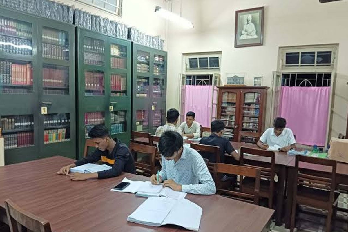 তৃণমূল জমানায় গ্রন্থাগারিক নিয়োগেও দুর্নীতি! ‘কেউ ছাড়া পাবে না’, হুঁশিয়ারি মন্ত্রীর