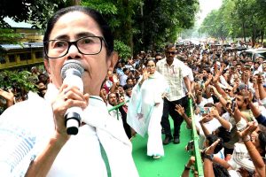 ‘রাতে পাগল পাঠাচ্ছে বাড়িতে’, বিস্ফোরক মমতা