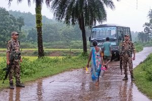 বর্ষার ঘন জঙ্গলে গা ঢাকা দেওয়া সুবিধার! মাওবাদীদের খুঁজতে বৃষ্টিতেও অভিযান পুরুলিয়া পুলিশের