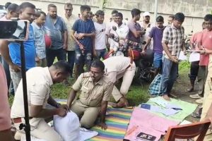 মালদহে ফের টাকার ‘পাহাড়’! বাইক থেকে কাঁড়ি কাঁড়ি নগদ, মাদক-সহ আটক ২