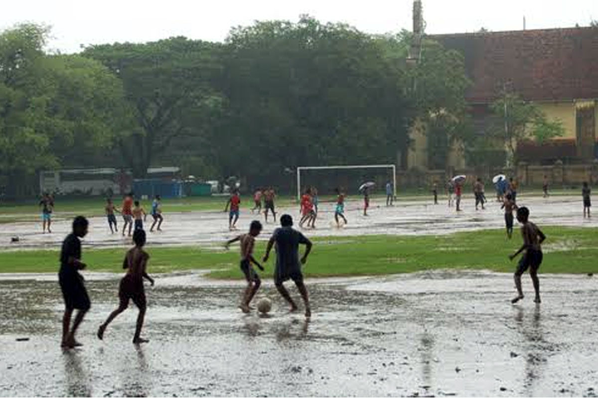 Playing Football in the Rain? Avoid ACL Knee Ligament Injuries