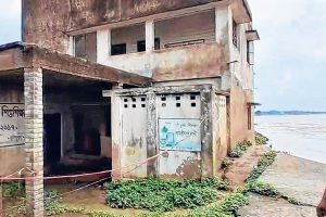 যে কোনও মুহূর্তে তলিয়ে যাবে শিশু শিক্ষা কেন্দ্র! সামশেরগঞ্জে শিক্ষিকার বাড়িতেই খুদে পড়ুয়াদের ক্লাস