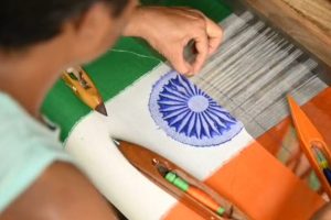 কেটে বসানো বা স্ট্যাম্প নয়! স্বাধীনতা দিবসের প্রাক্কালে ফুলিয়ায় তাঁতের বুননে তৈরি জাতীয় পতাকা