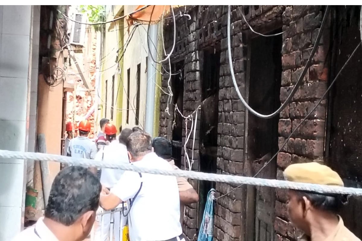 লাগাতার বৃষ্টিতে জোড়াবাগানে ভাঙল ২০০ বছরের বাড়ির একাংশ, চাপা পড়ে মৃত ষাটোর্ধ্ব মহিলার