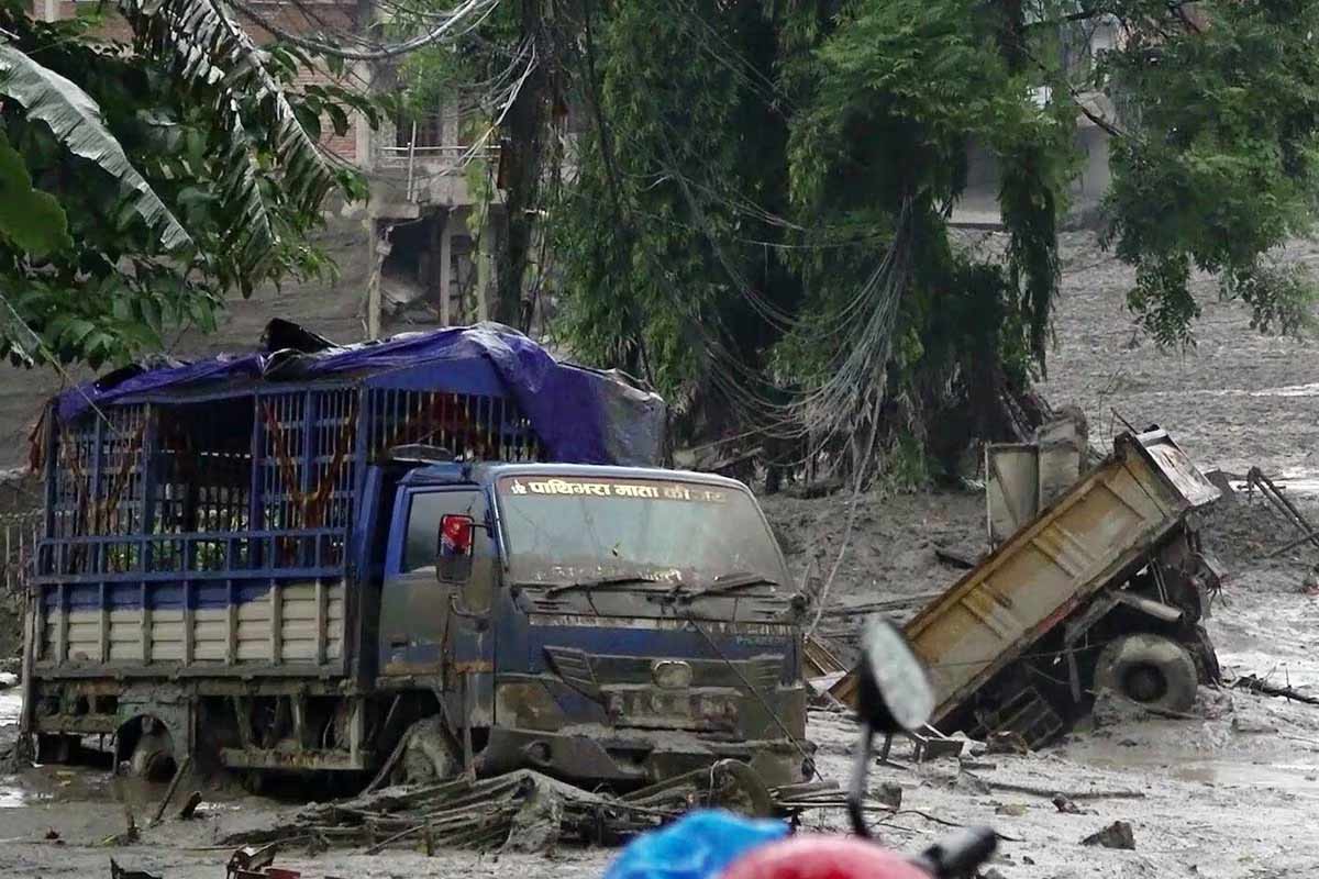নেপালের বন্যায় ভেসে এল ব্যাঙ্ক লকার! ৯২ লক্ষ টাকা লুট করে ‘শ্রীঘরে’ ২৯ জন