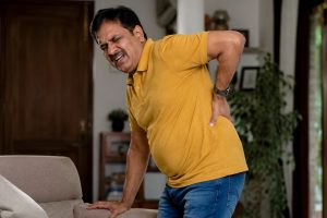 পায়ে ব্যথা, অথচ সমস্যা লুকিয়ে কোমরে! সায়াটিকার লক্ষণ চিনবেন কীভাবে