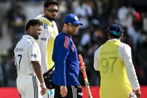 চোটের ধাক্কায় মাঠত্যাগ, শ্রীলঙ্কার বিরুদ্ধে আর ব্যাট করতে পারবেন পন্থ? উত্তর দিলেন ভারতের কোচ