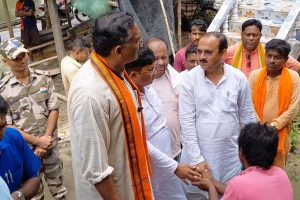 পরিবারের অলক্ষ্যে বেরিয়ে বন্যার জলে তলিয়ে মৃত্যু শিশুর! পরিবারের পাশে রাষ্ট্রমন্ত্রী