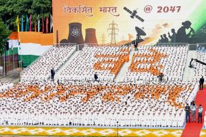 মোদির লাল পাগড়ি থেকে পুষ্পবৃষ্টি! ছবিতে ছবিতে লালকেল্লায় স্বাধীনতা দিবস উদযাপন